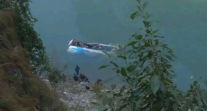 तामाकोशी  बस दुर्घटना अपडेट: ५ जनाको घटनास्थलमै मृत्यु, ६ जनाको उद्धार