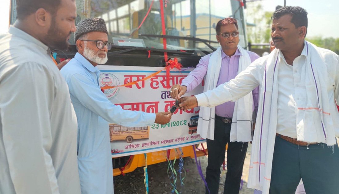 चन्दा सङ्कलन गरेर विद्यालयलाई बस हस्तान्तरण
