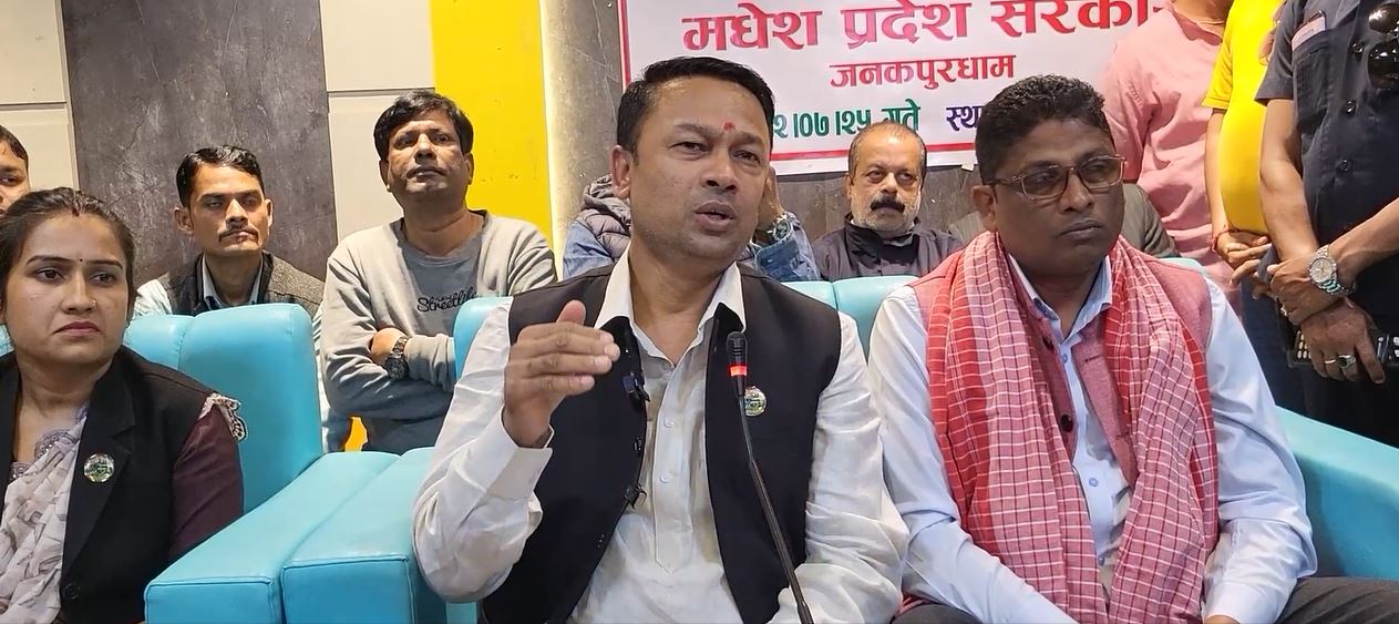 होटलमा सपथ लिएका मुख्यमन्त्री यादवले भने - 'सर्वोच्चले भने तत्काल पद छोड्छु'