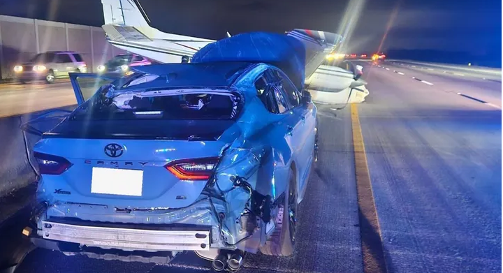 गाडी गुडिरहेको सडकमा विमानको आपतकालीन अवतरण गर्दा कार चालक घाइते