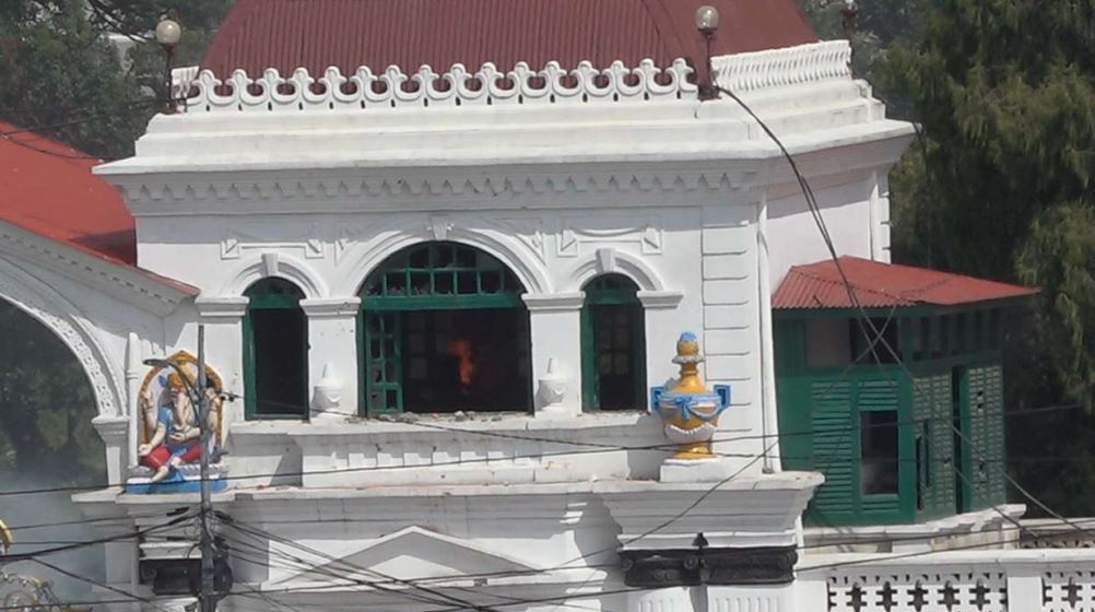 आन्दोलनकारीद्वारा सिंहदरबार गेटमा आगजनी