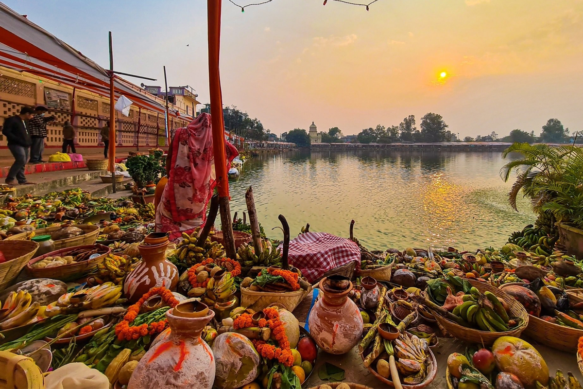 छठका बर्तालु बिहानै स्नान गरी निर्जल व्रत बसे, अस्ताउँदो सूर्यलाई अर्घ्य दिइँदै