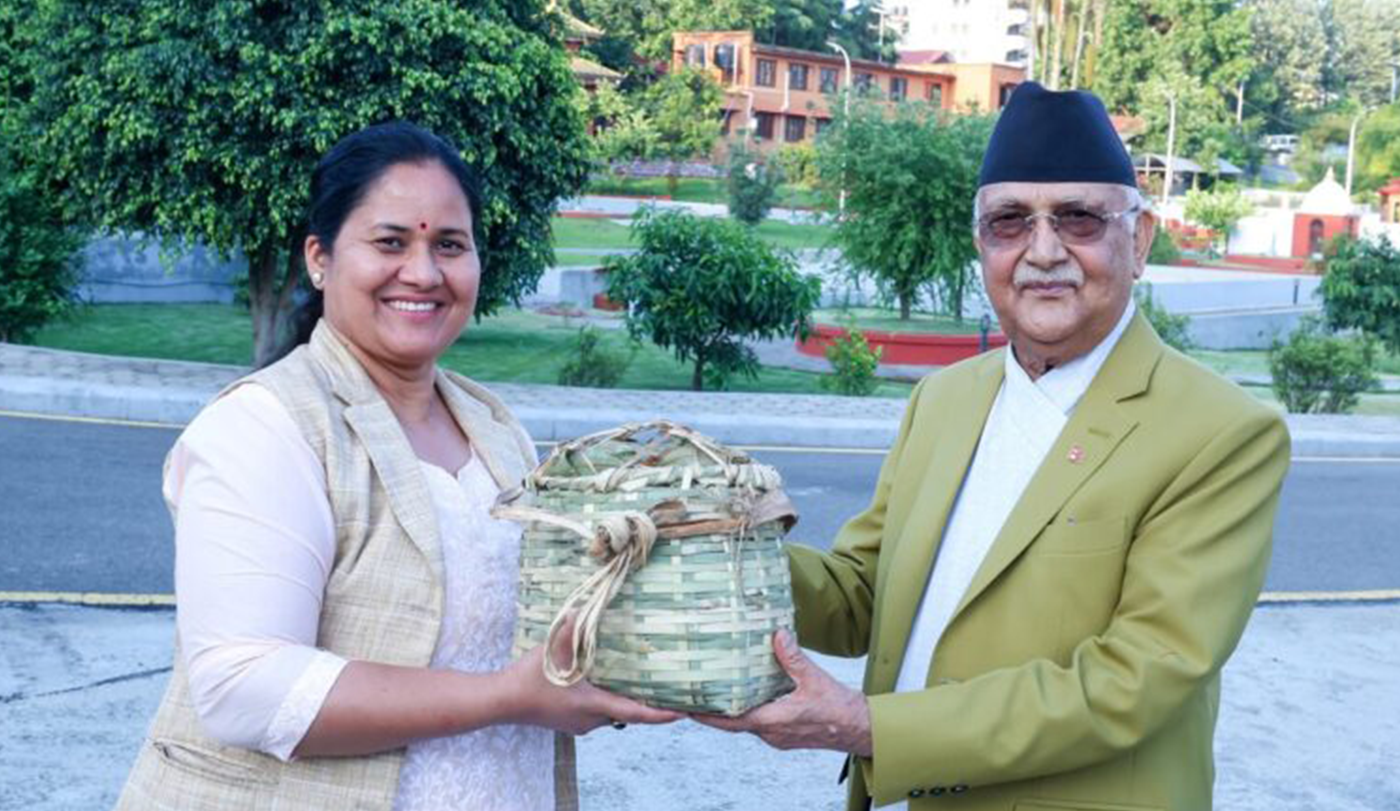 प्रधानमन्त्रीलाई चेपाङ समुदायबाट चिउरी उपहार