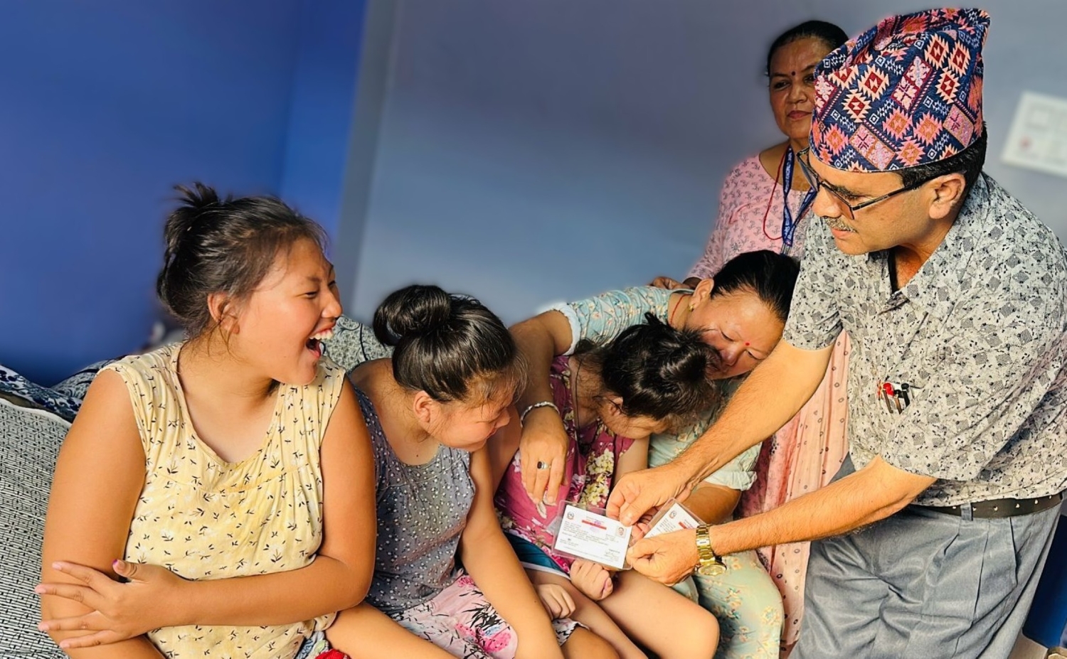 झापामा तिम्ल्याहा दिदीबहिनीले घरमै पाए नागरिकता