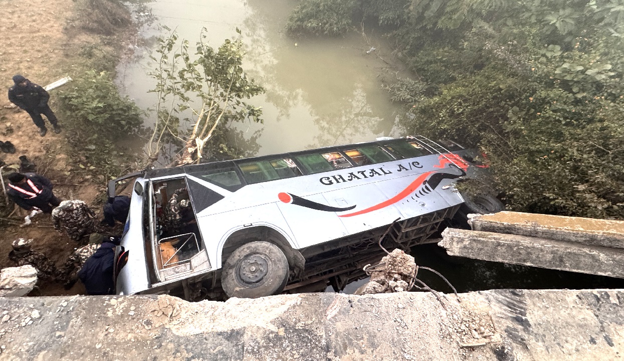 दाङमा बस दुर्घटना हुदाँ २२ यात्री घाइते