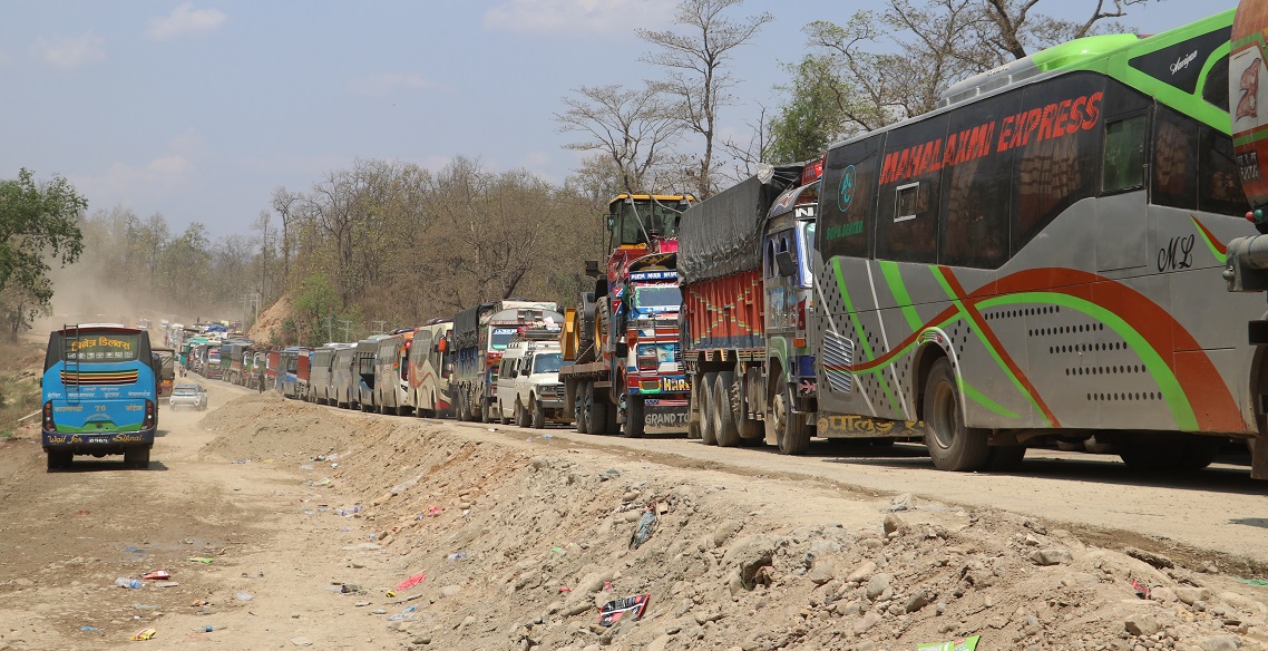 बेमौसमी वर्षाका कारण दाउन्नेमा सडक अवरुद्ध