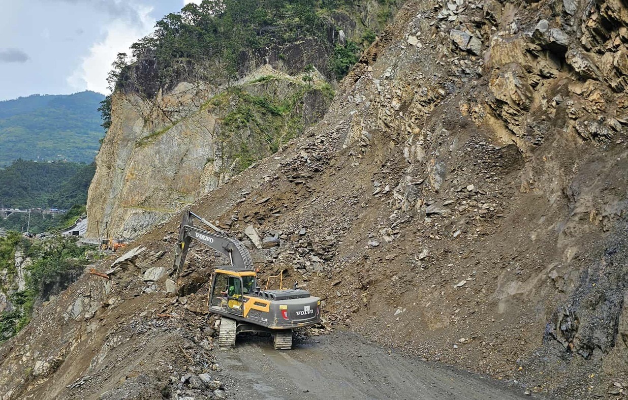 तुइनखोलामा फेरि पहिरो, दुईतर्फी आवागमन बन्द