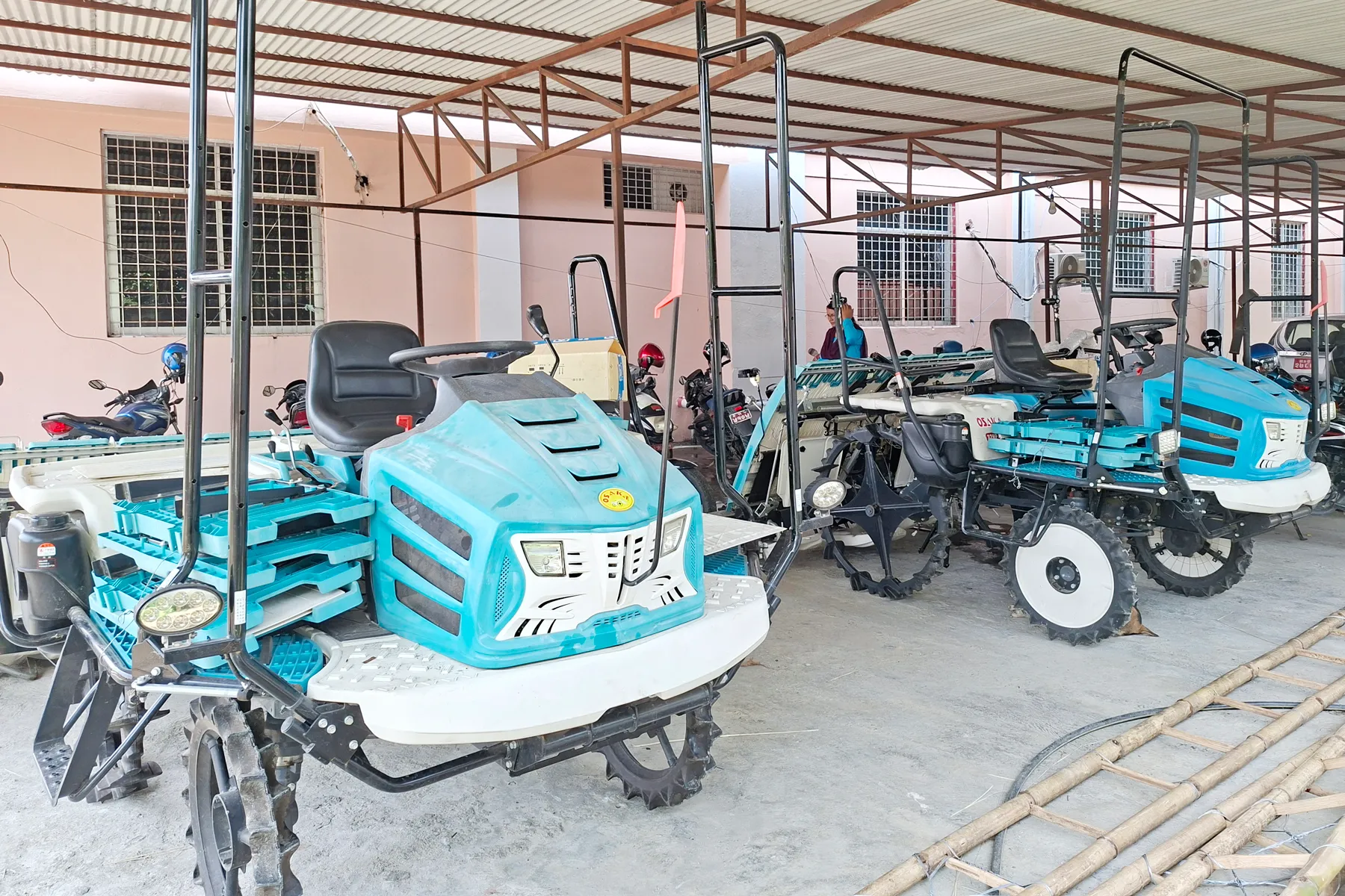 भद्रपुरका किसानलाई धानरोप्ने उपकरण ‘राइस ट्रान्सप्लान्टर’ प्रदान