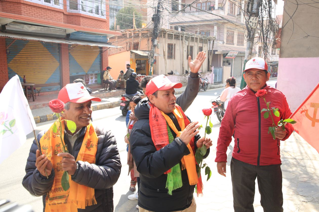 ‘गुलाब’ बोकेर घरदैलोमा धनराज