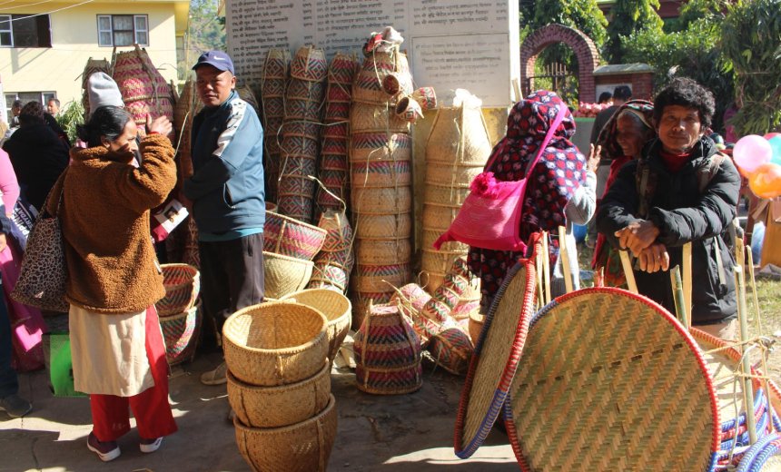 चोयाबाट बनेका हस्तकलाका सामग्रीमा आकर्षण घट्यो