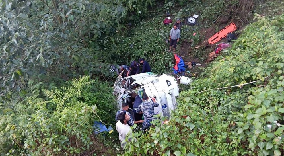 इभि दुर्घटना हुँदा २२ वर्षीया युवतीको घटनास्थलमै मृत्यु, ६ बालबालिकासहित २१ जना घाइते