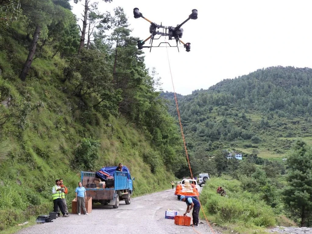 सडक सम्पर्क विच्छेद भएका बस्तीमा ड्रोनबाट राहत सामग्री