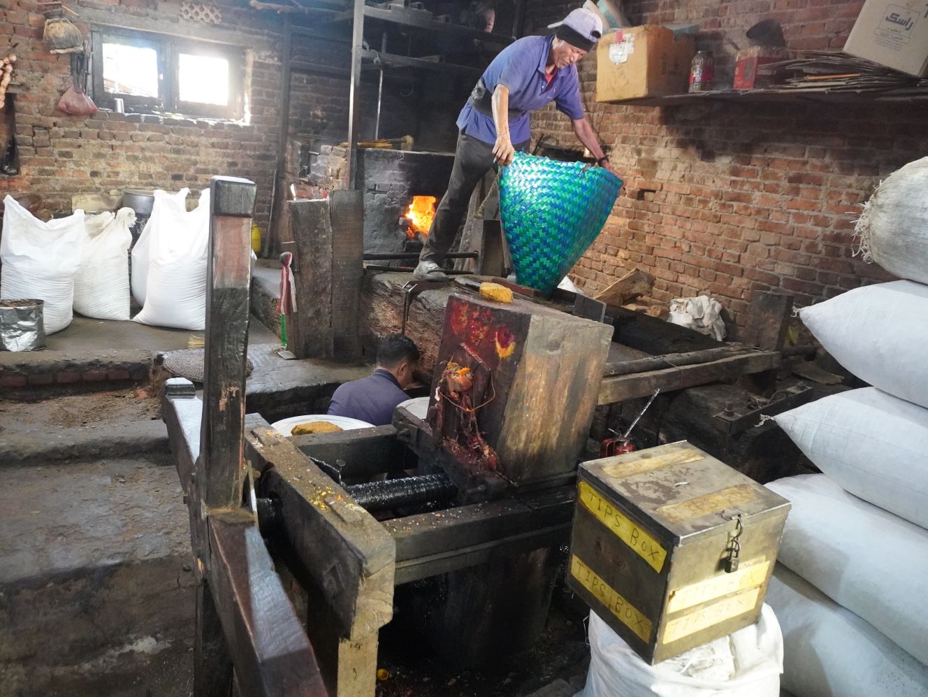 खोकनामा अझै पेलिन्छ तेल , तीन सय वर्षे काठको कोलले धानेको परम्परा