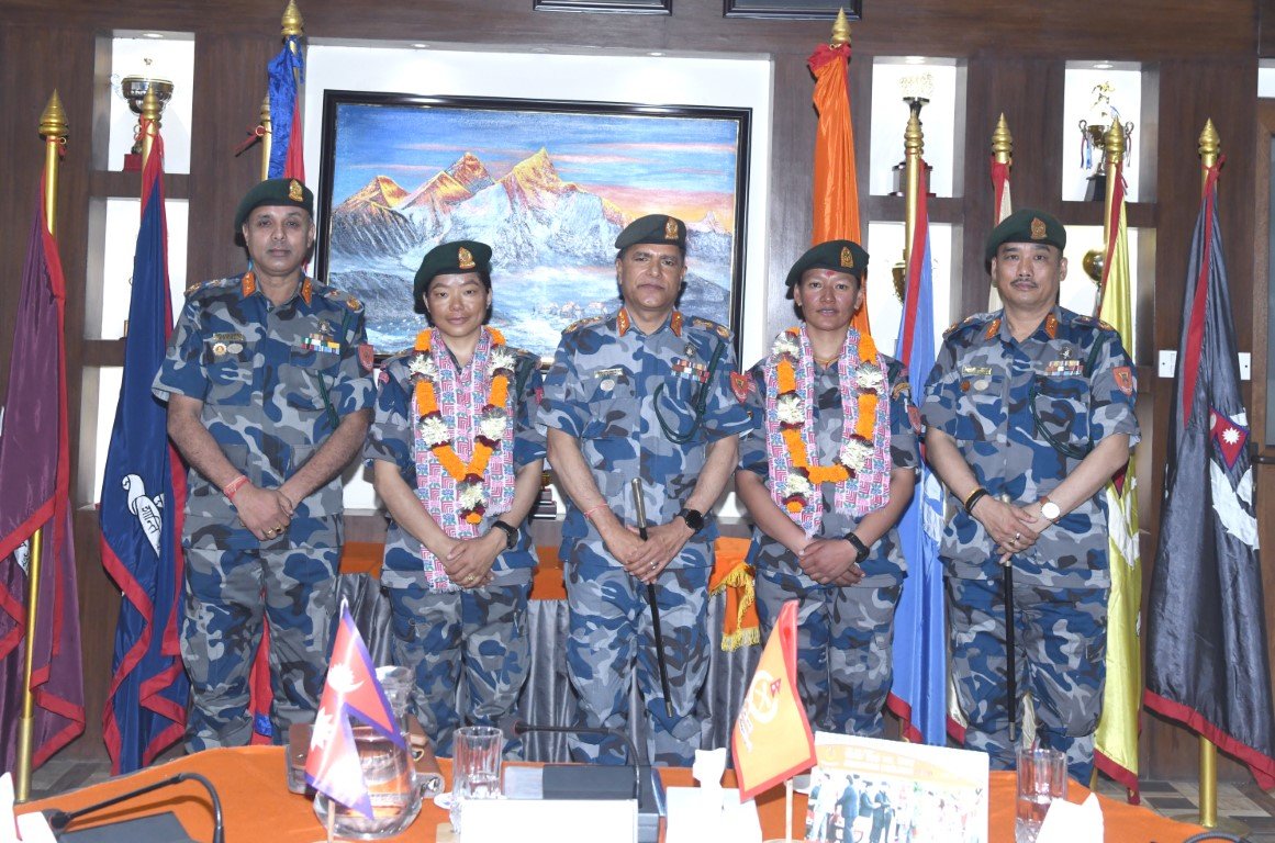 सगरमाथा र लोत्से आरोहण गर्ने सशस्त्र प्रहरीका दुई महिला जवानलाई बढुवा गरिने