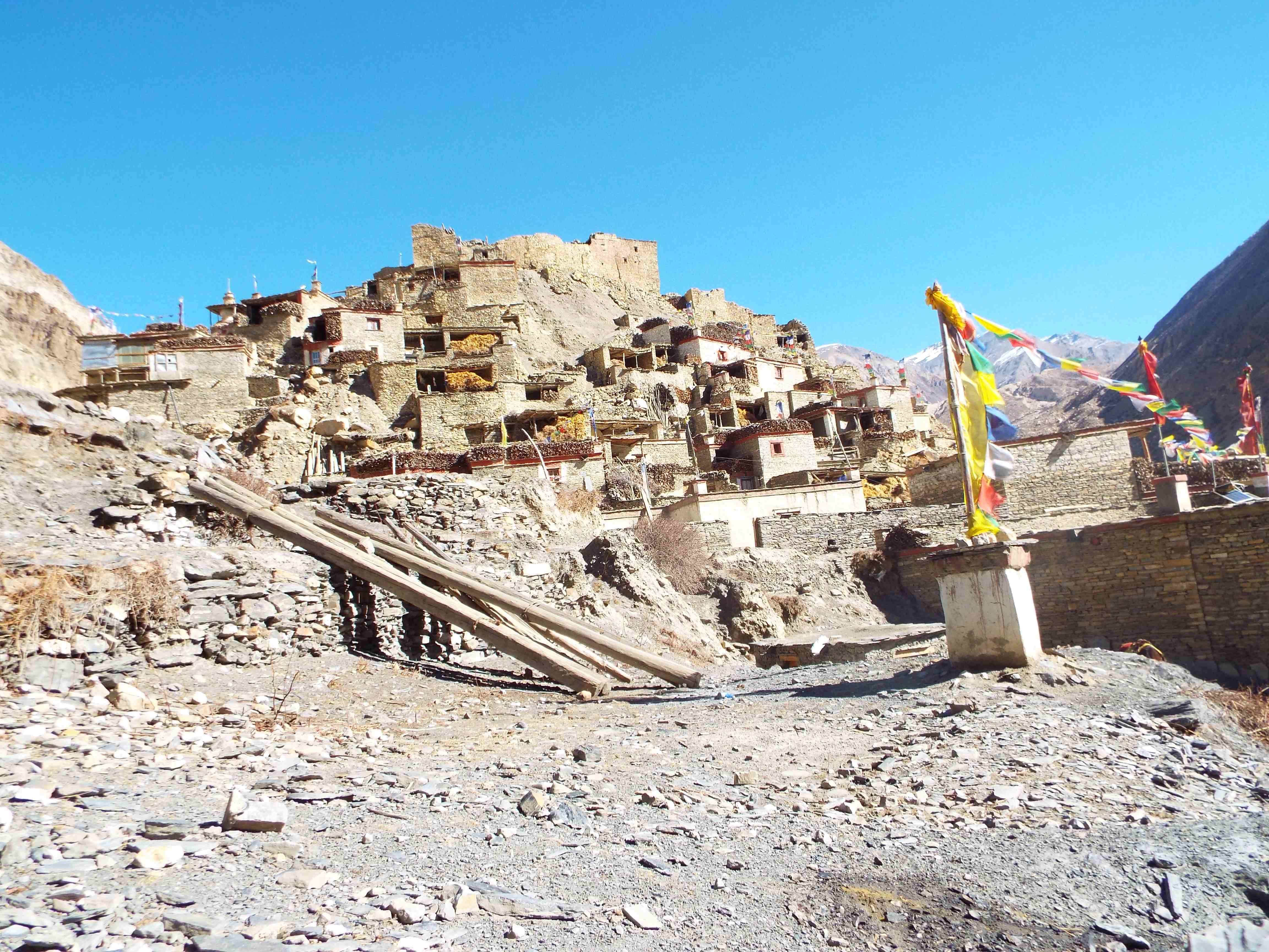 बर्खा लाग्यो : डरै डरमा मनाङका माटाका घर