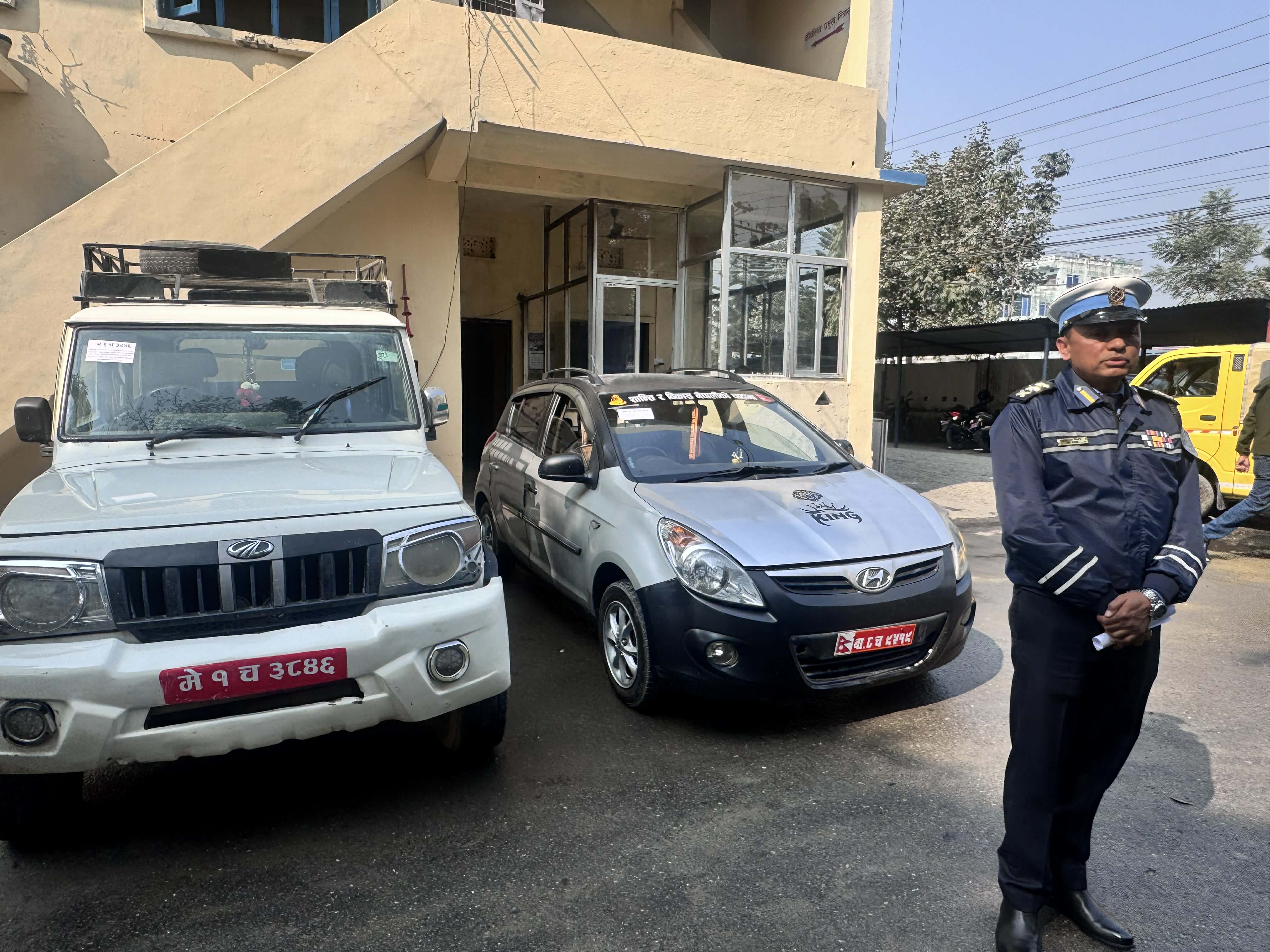 नक्कली नम्बर प्लेट लगाएर चलाइएका गाडी भन्सारलाई वुझाउदै ट्राफिक प्रहरी