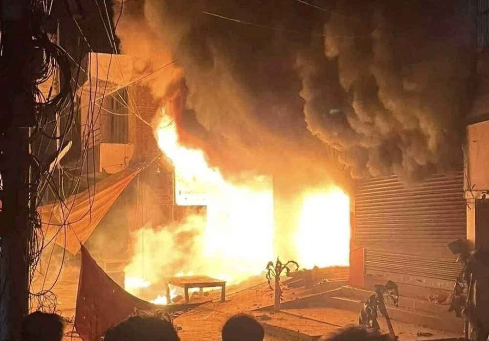 विद्युत् चुहावट हुँदा खोटाङको हलेसीमा दुई घर जलेर नष्ट