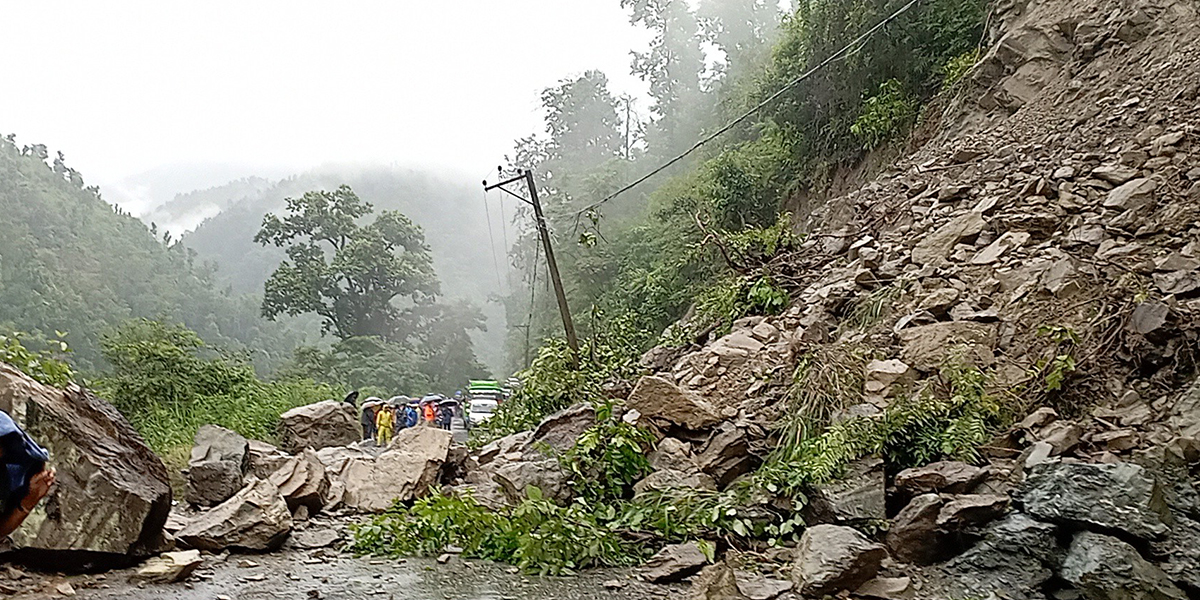 फिस्लिङमा पहिरो, सडक अवरुद्ध