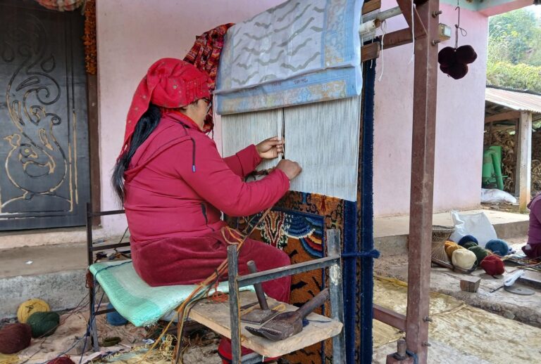 ज्याला उठाउनै मुस्किल भएपछि गलैँचा बुन्न छाड्दै महिला