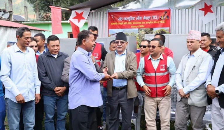 बाढीपीडितलाई प्रचण्डको उपहार: २१ परिवारलाई नयाँ घर हस्तान्तरण