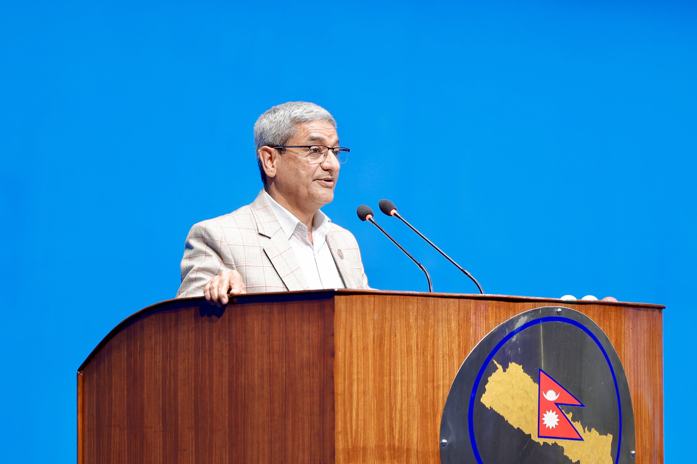 प्रधानमन्त्रीसँग विदेश गएकाको सूची स्पष्ट पारिदिनुहोस् : गृहमन्त्री लेखक