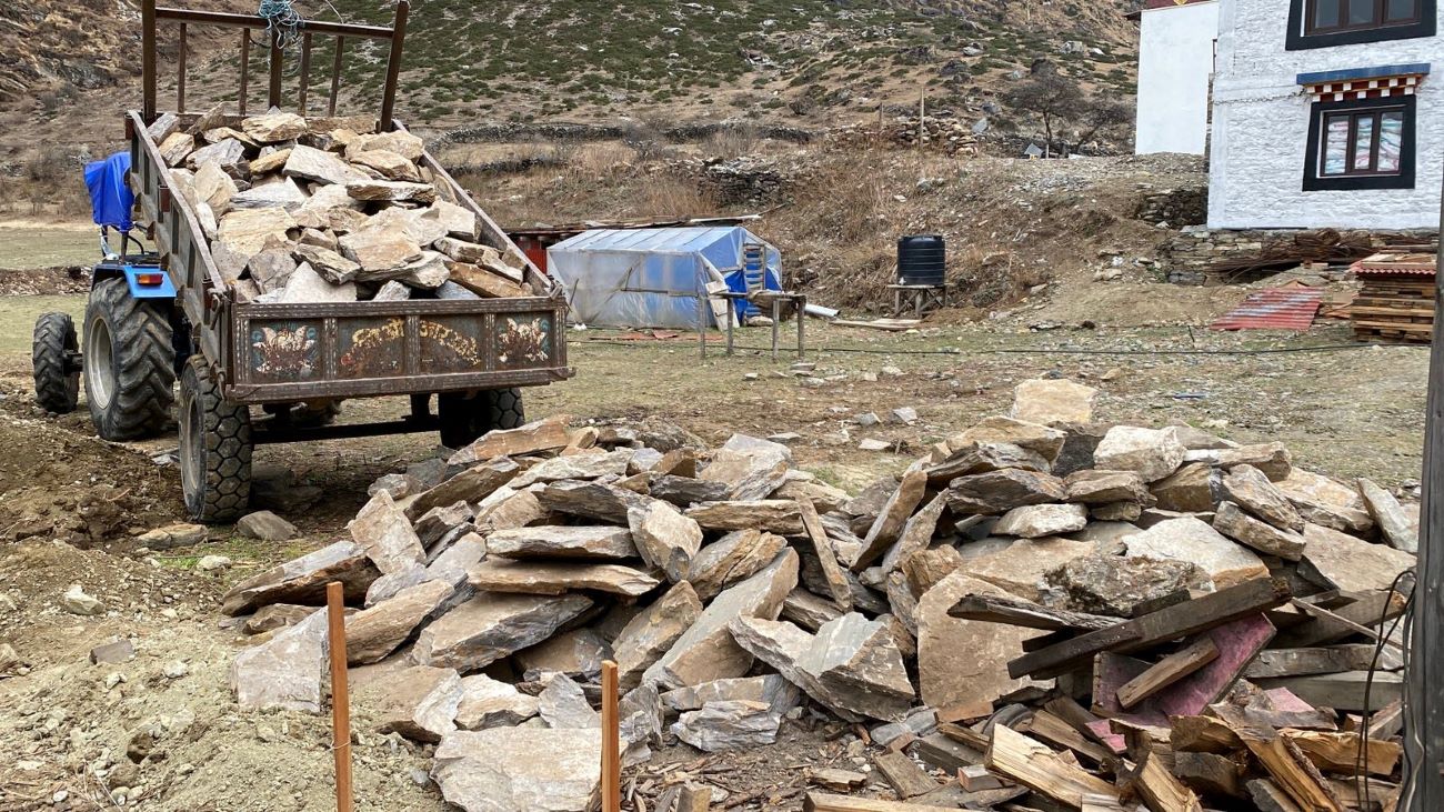 सडक नभएको छेकम्पार  गाउँमा गुड्छन् स्कुटर र ट्र्याक्टर