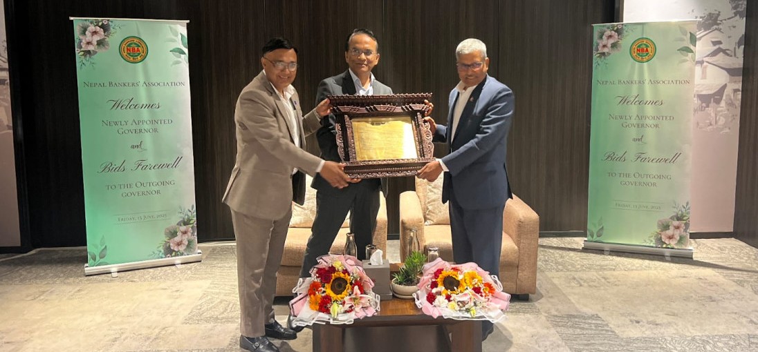 नेपाल बैंकर्स संघद्वारा गभर्नर अधिकारीको विदाइ तथा डा. पौडेलको स्वागत