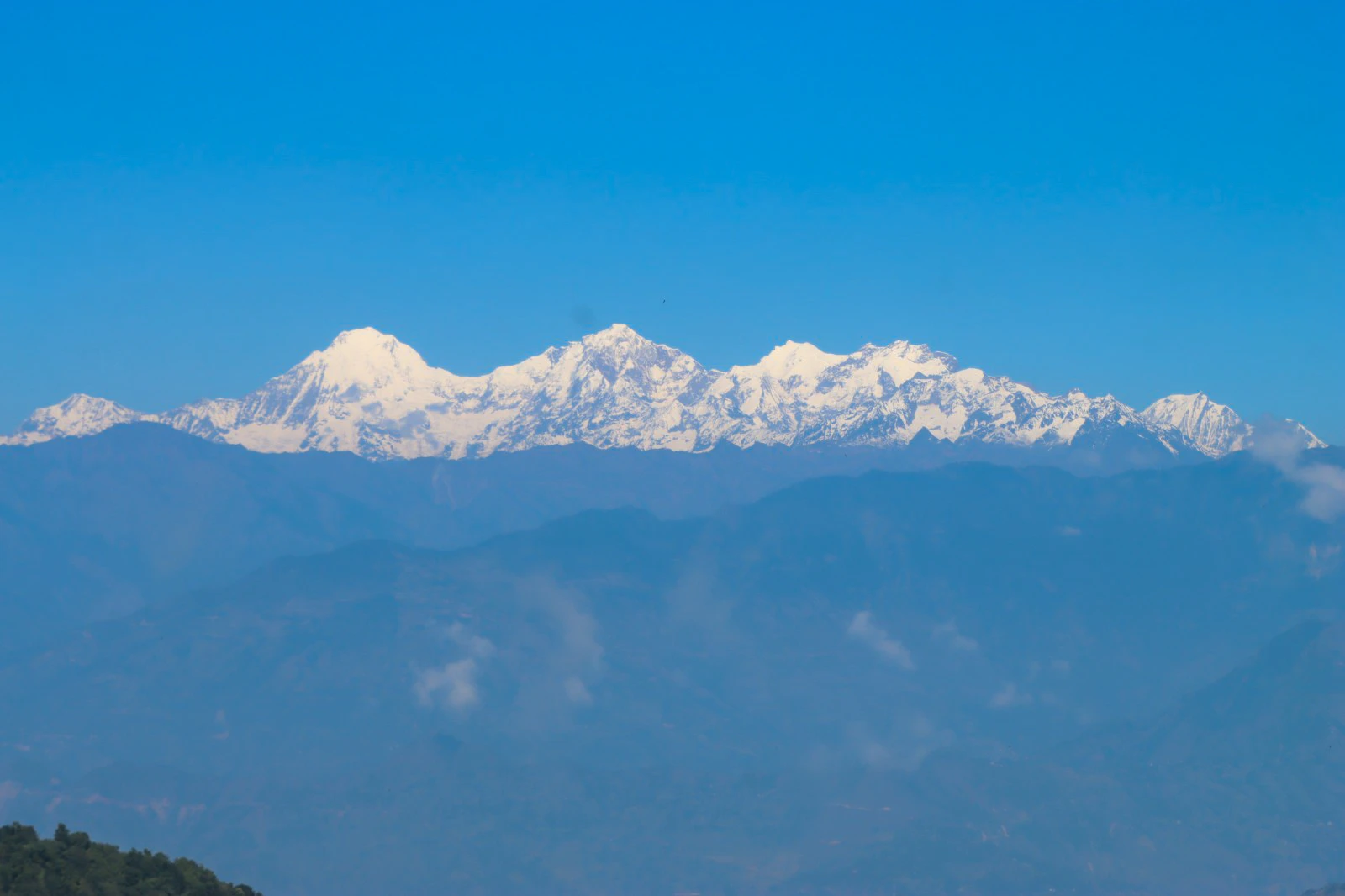नुवाकोटको गुर्जेबाट देखिएको मनमोहक हिमशृङ्खलाको दृश्य (तस्वीरहरु)