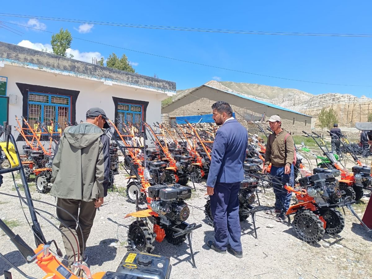 लोघेकरका किसानलाई अनुदानमा हातेट्याक्टर