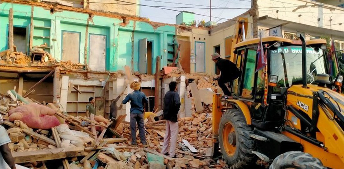 हेटौंडाको मुख्य सडक विस्तारः भग्नावशेष हटाउन जुटे स्थानीय र व्यवसायी