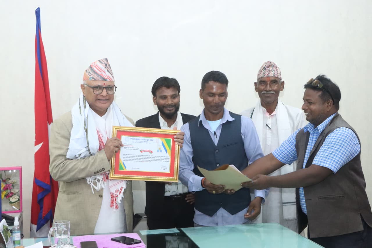 करम पूजा पर्वमा सार्वजनिक बिदा दिएपछि मुख्यमन्त्री कार्कीलाई सम्मान