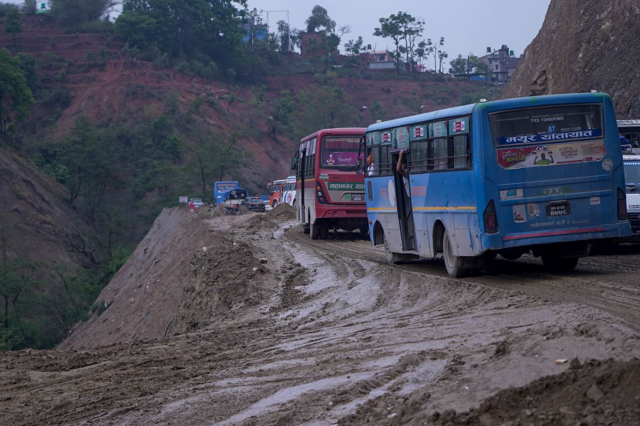 निर्माणमा ढिलाइ हुँदा जोखिमपूर्ण यात्रा (फोटो फिचर)