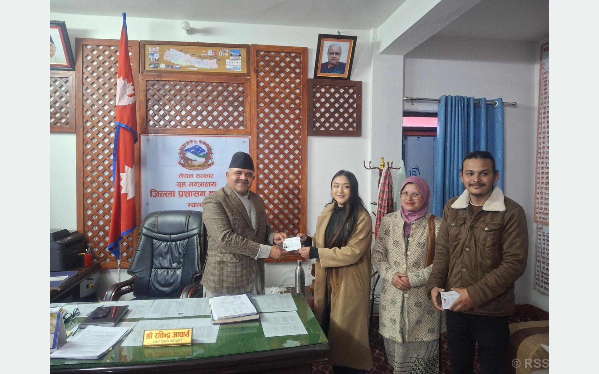 आवेदनकाे १० वर्षपछि समिर र यास्मिनले पाए आमाको नामबाट नागरिकता