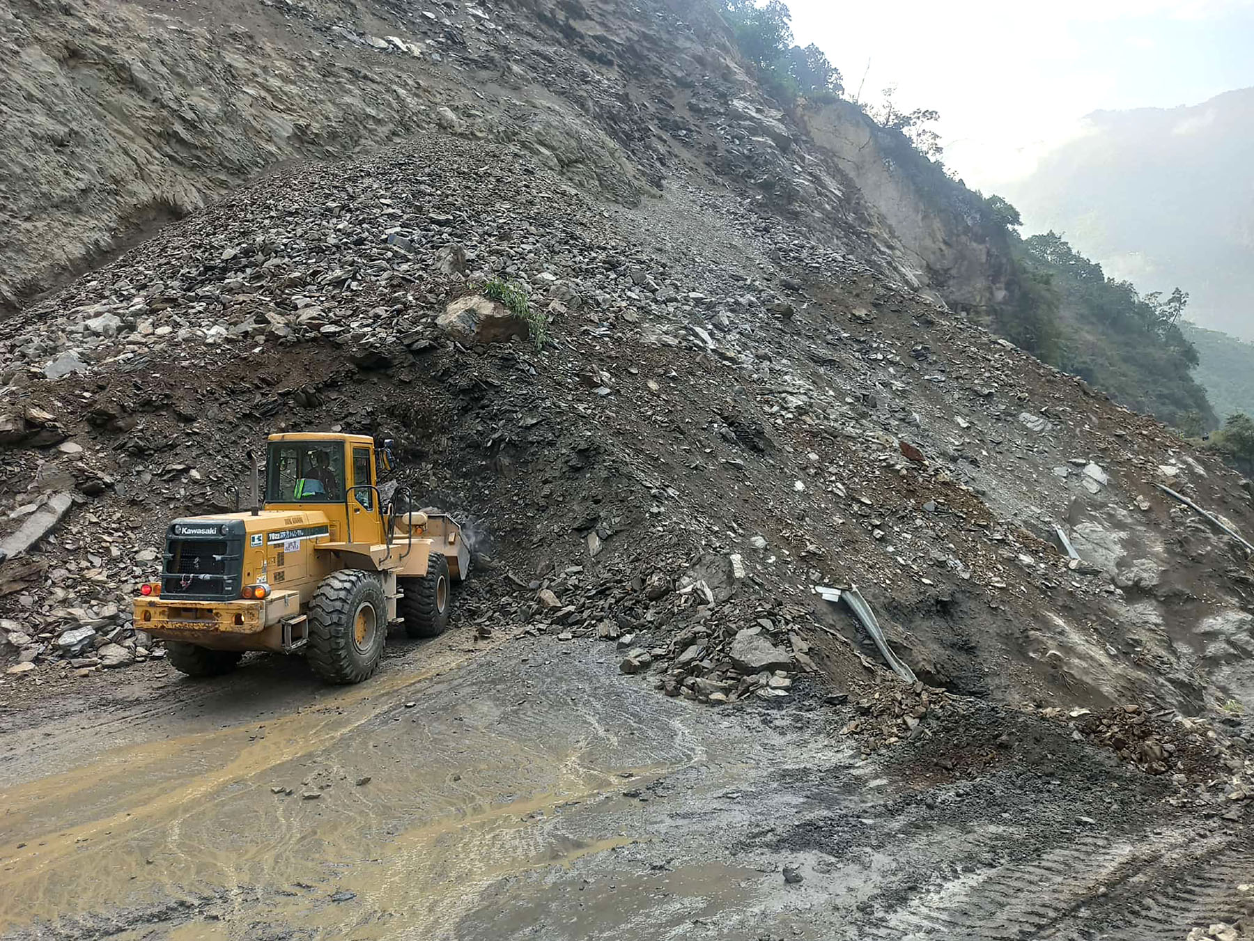 तुइन खोलाको पहिरो पन्छाउन दुई दिन लाग्ने