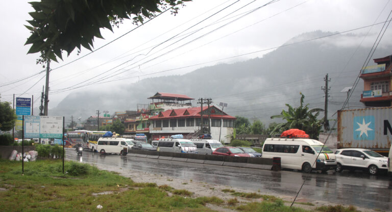 काठमाडौँ जाने सवारीसाधन चितवनमा रोकिए