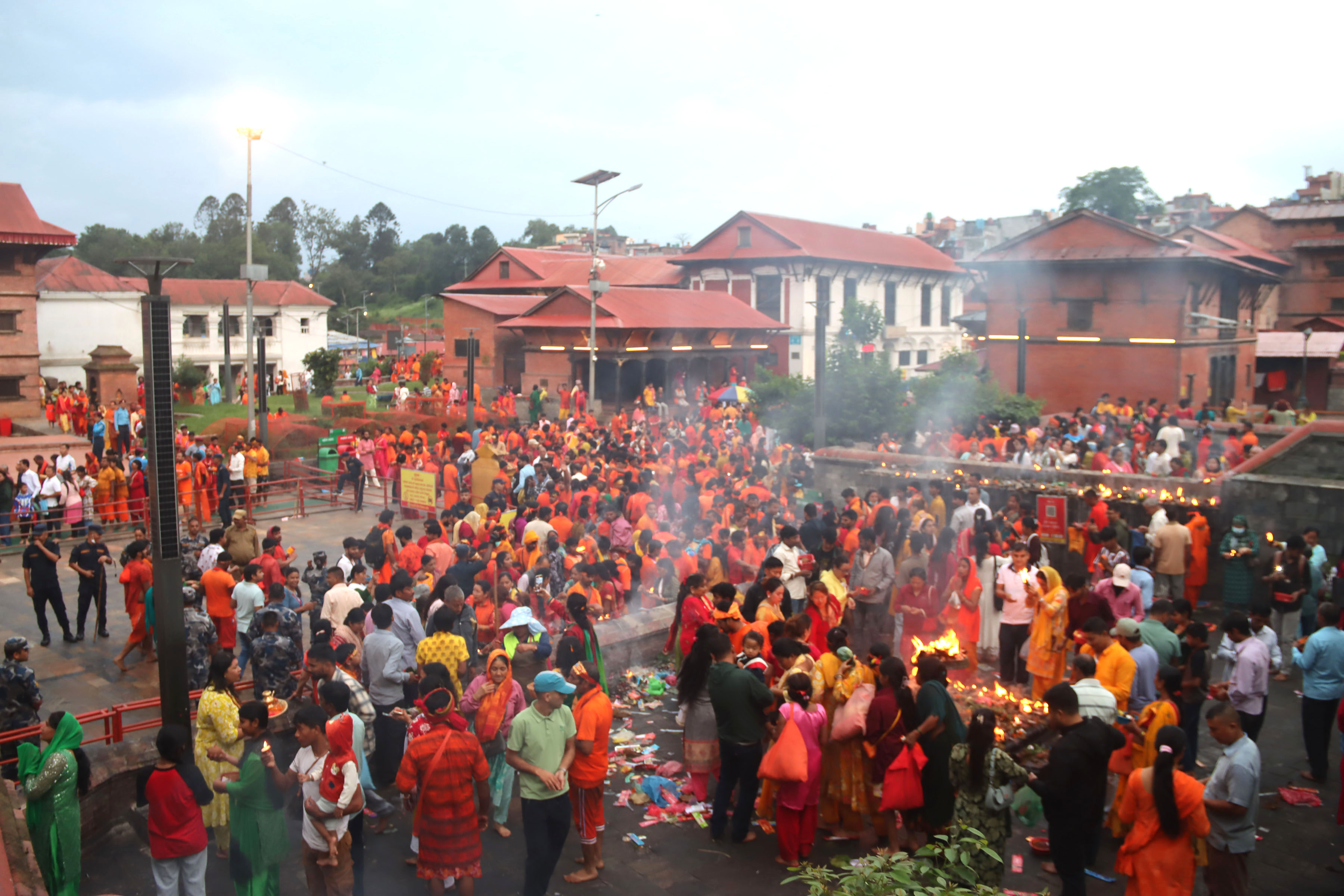 आज साउनको तेस्रो सोमबारः पशुपतिनाथलगायत देशभरका शिवालयमा भक्तजनको घुइँचो