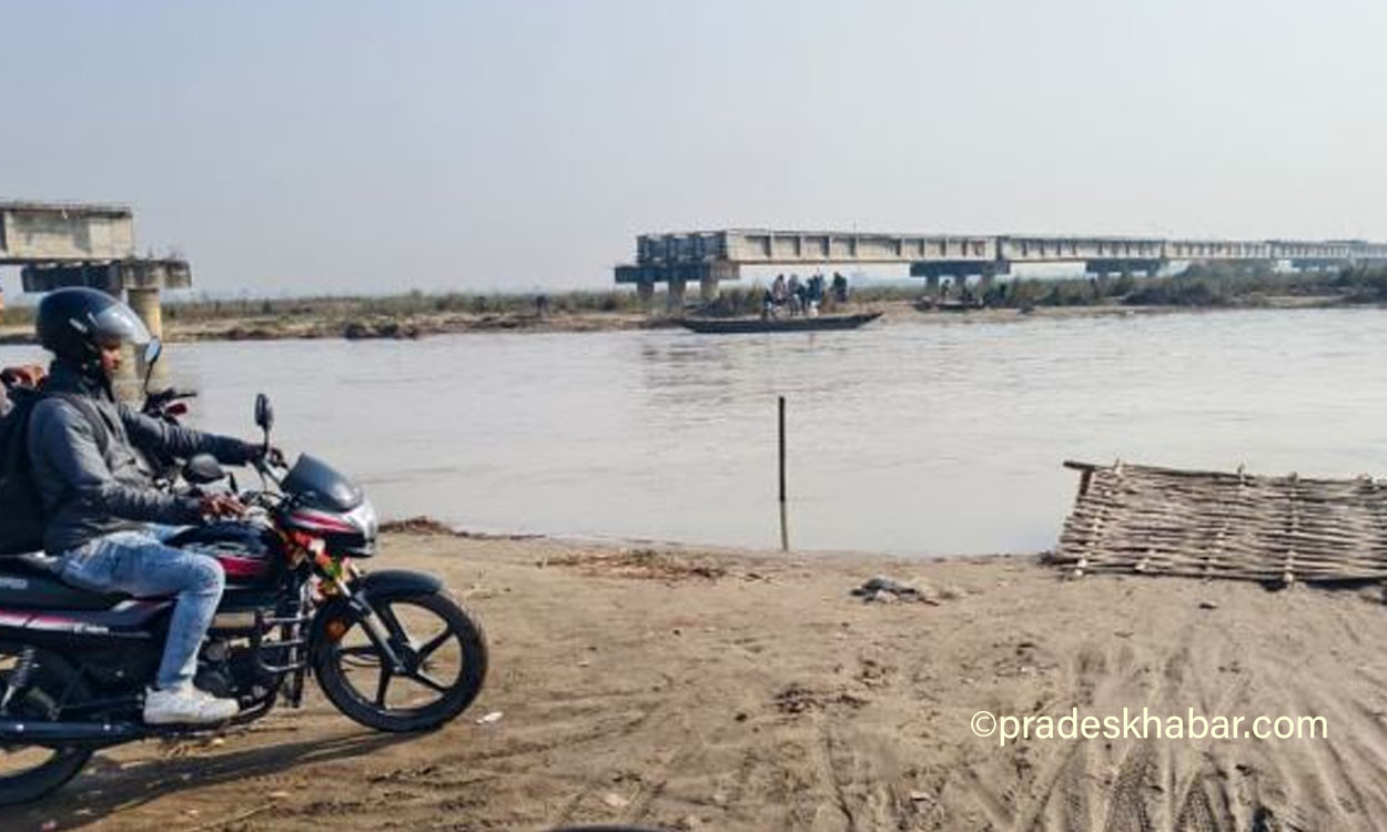 कन्काई नदीमा निर्माण थालिएको पक्की पुल अलपत्र, यात्रुहरु हिउँदमा बाँसको पुल र वर्षायाममा डुंगामा