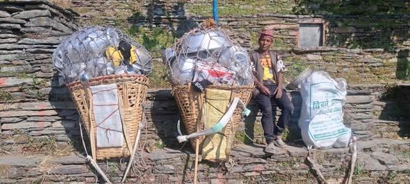 ४५ वर्षदेखि भाँडाको भारी बोकेर व्यापार गर्दै सिन्धुपाल्चोकका व्यापारी