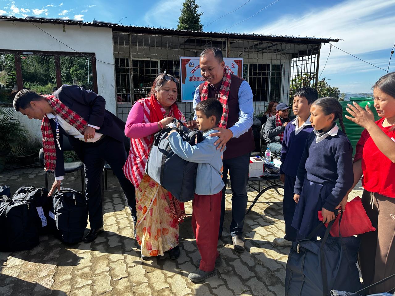 सहाराविहीन बालबालिकाको अभिभावक बन्दै रोङ गाउँपालिका