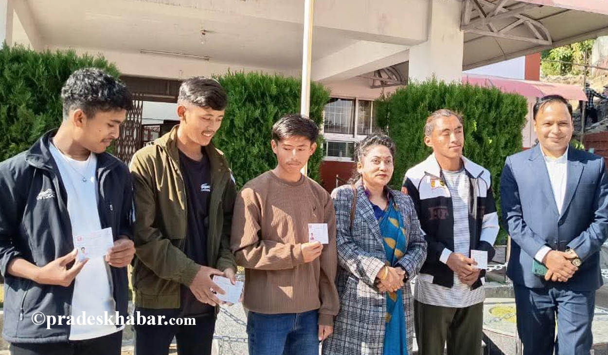 इलाममा बालआश्रममा आश्रित चार जनालाई नागरिकता वितरण