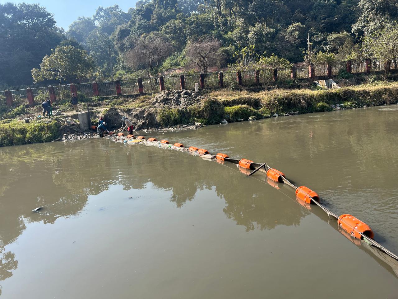 वाग्मतीमा तैरिने फोहर पदार्थ सङ्कलन गर्न ट्रास बेरियर