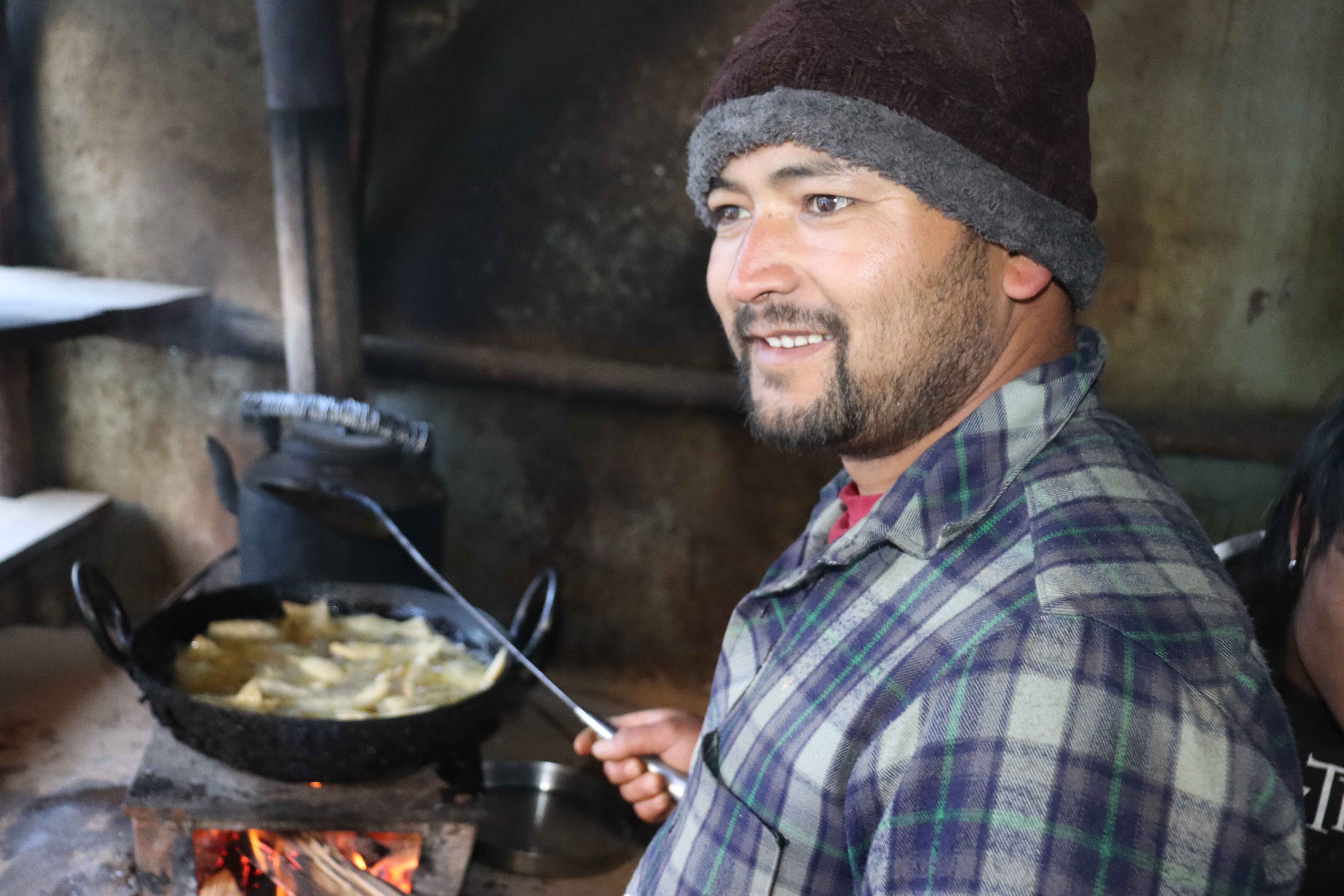 साउदीको जागिर त्यागेर समोसा बेच्दैछन् राजन, आम्दानीबाट दंग