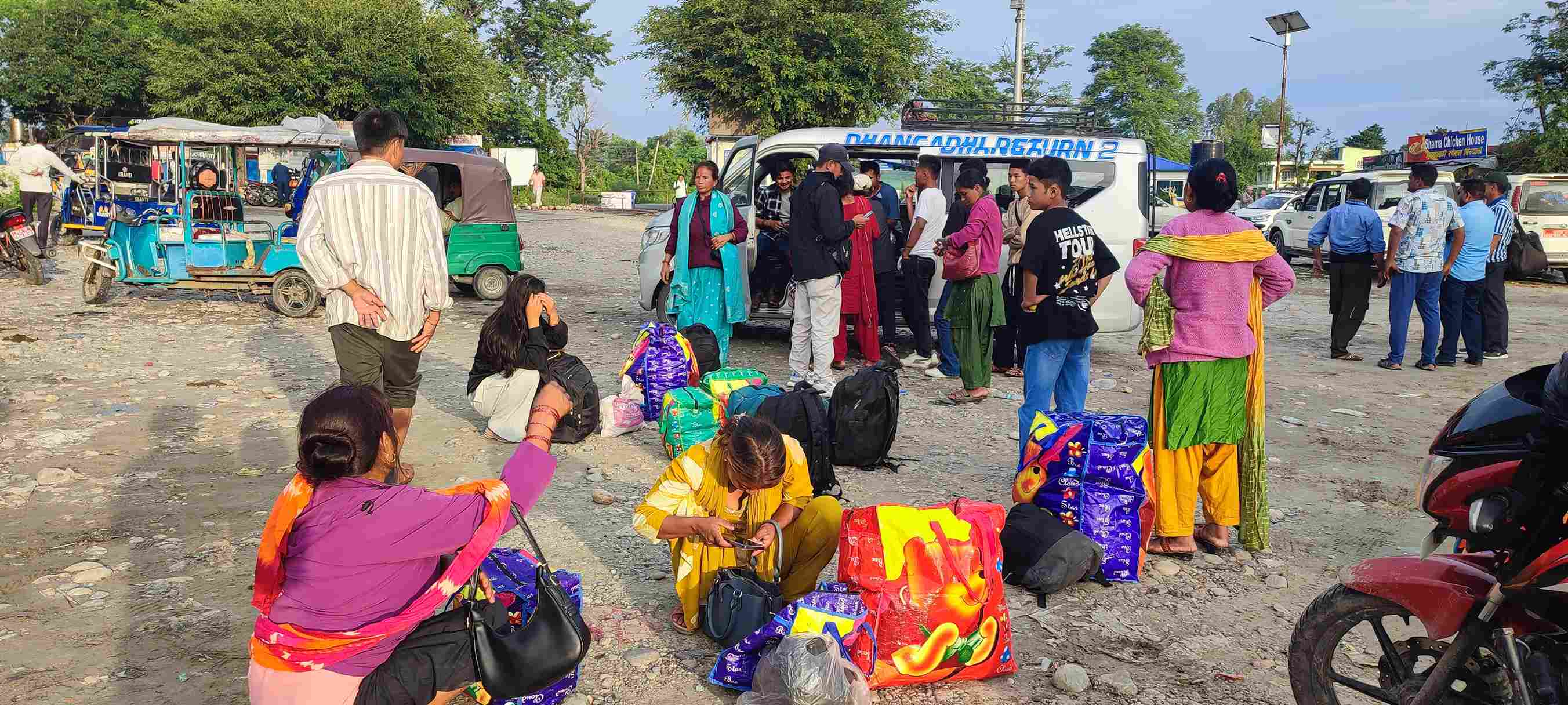 दशैंको मुखमा काम खोज्दै भारत जानेको लर्को