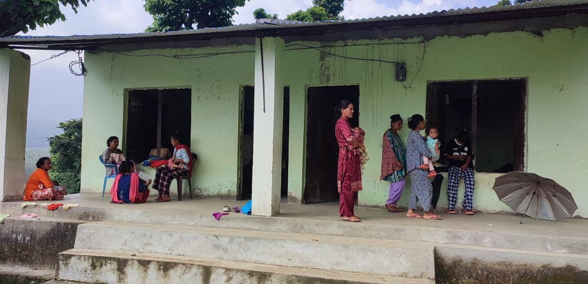 ‘बर्थिङ सेन्टर’ पुग्न दुई घण्टाको पैदल हिड्नुपर्ने