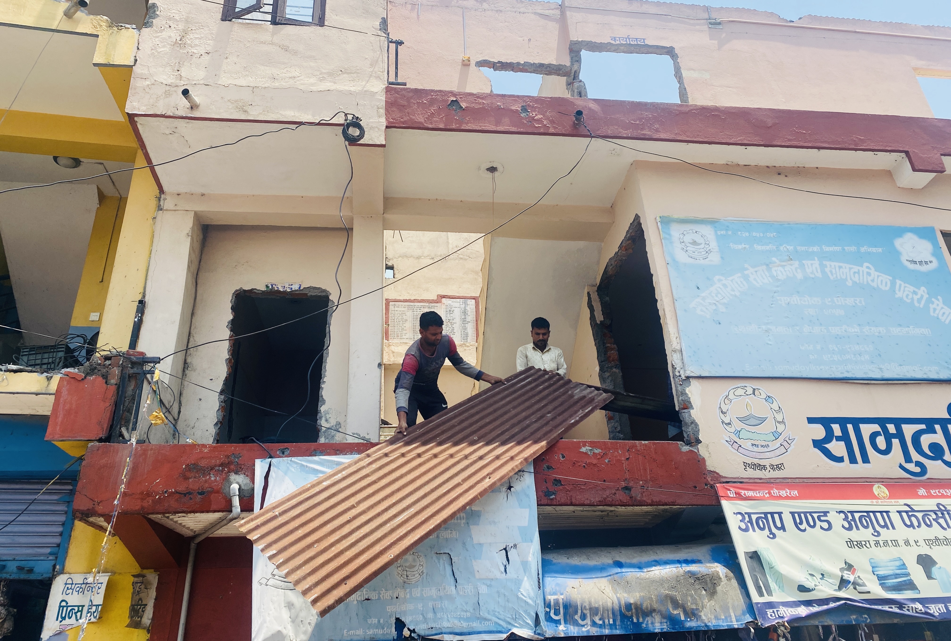पोखरामा अतिक्रमित संरचना धमाधम खाली : डोजर चल्नुअघि नै किन खाली भए सटर ?