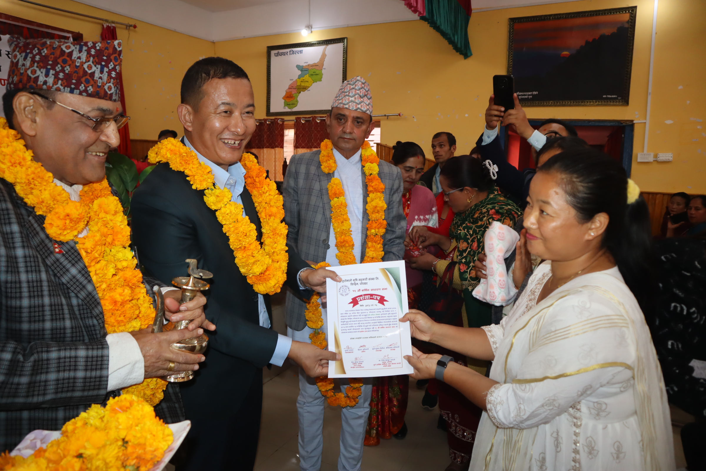 हातेमालो सहकारीले गर्‍यो उत्कृष्ट कृषक र विद्यार्थीलाई सम्मान