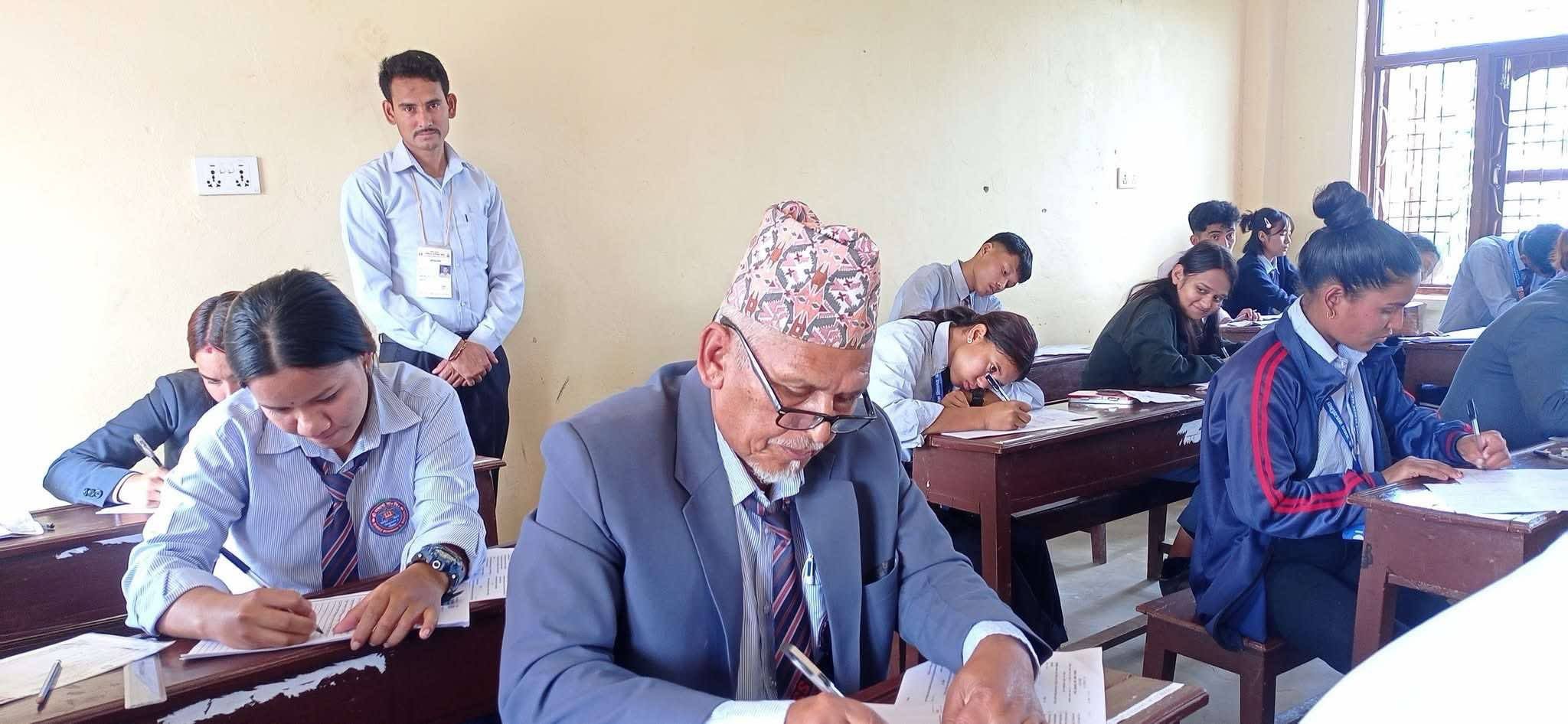 कक्षा १२ को परीक्षा दिँदै ६८ वर्षीय लालबहादुर