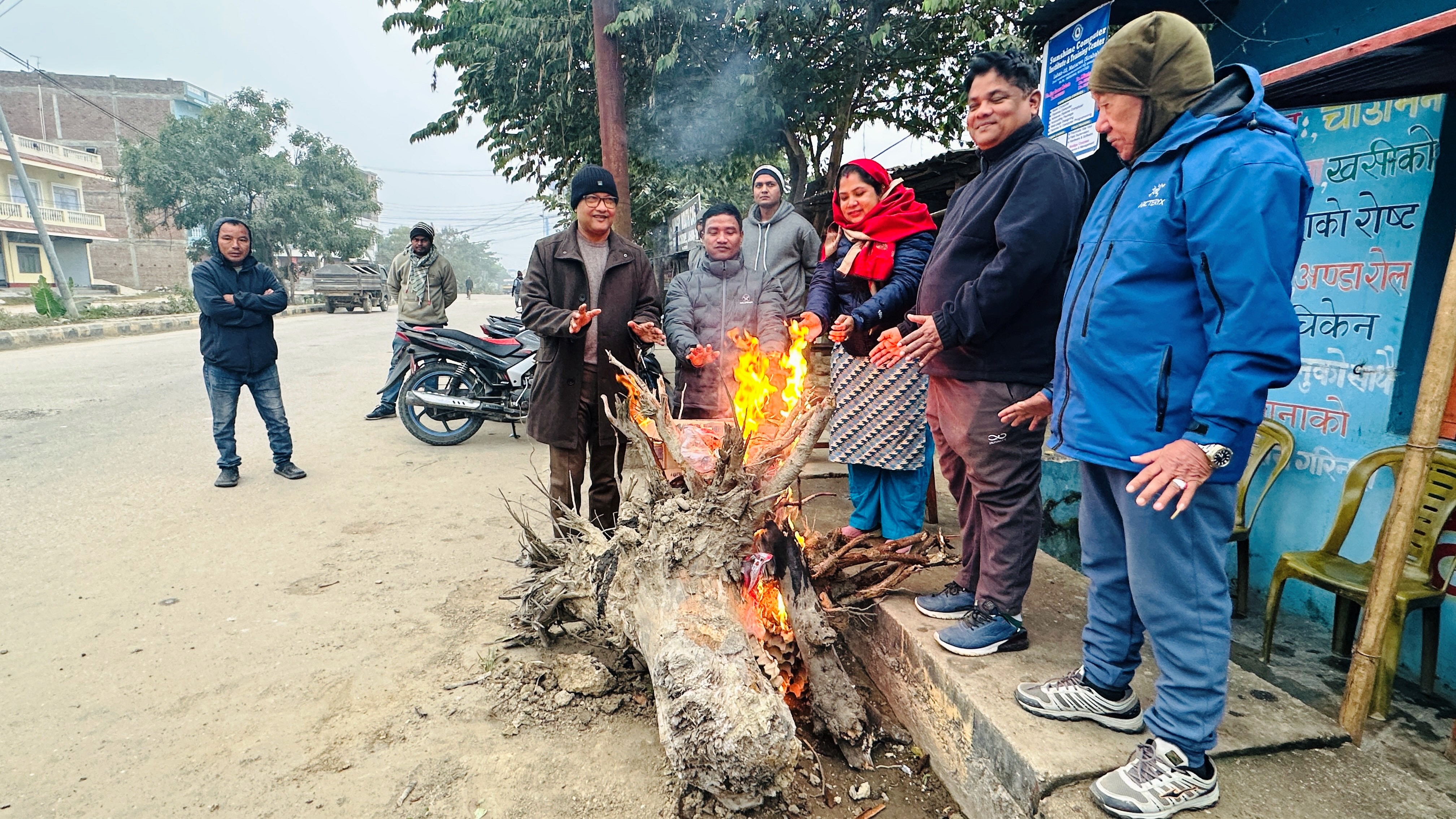 शीतलहरबाट जनजीवन प्रभावित हुनथालेपछि चोकचोकमा दाउरा बाल्न थालियो