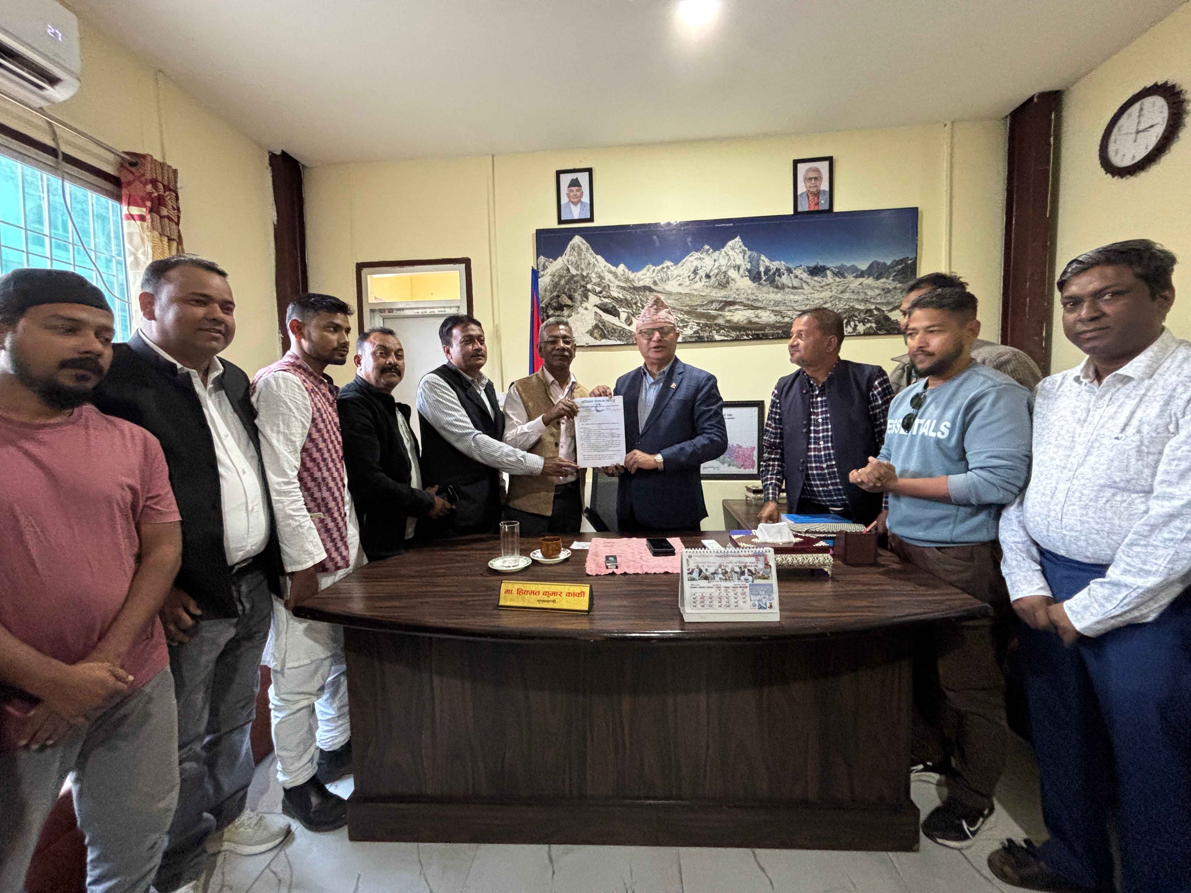 मदरसा शिक्षा बोर्ड गठनका मागसहित मुस्लिम समाज मोरङद्वारा मुख्यमन्त्री कार्कीलाई ज्ञापनपत्र