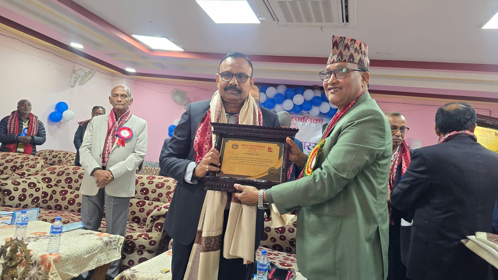 प्रादेशिक अस्पताललाई जग्गा दान गर्ने परिवारलाई नगरपालिकाले सम्मान